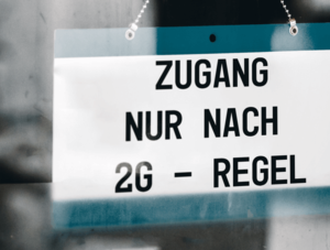 Schild mit 2G-Regel an Einzelhandelgesch&auml;ft 