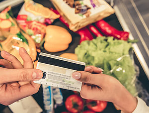 Einkauf an der Supermarktkasse