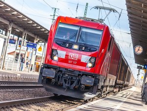 Regionalzug der Deutschen Bahn fährt an Bahnhof ein