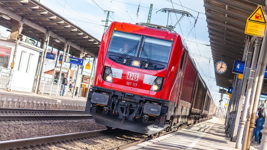 Regionalzug der Deutschen Bahn fährt an Bahnhof ein