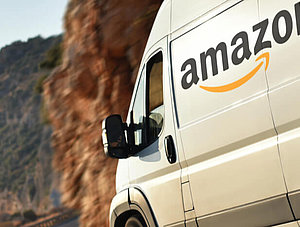 Weißer Transporter mit dem Amazon-Logo