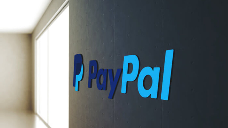 PayPal-Logo an einer Wand