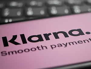 Klarna Logo auf Smartphone