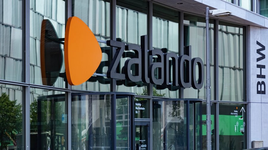 Zalando-Logo und Schriftzug an der Zentrale