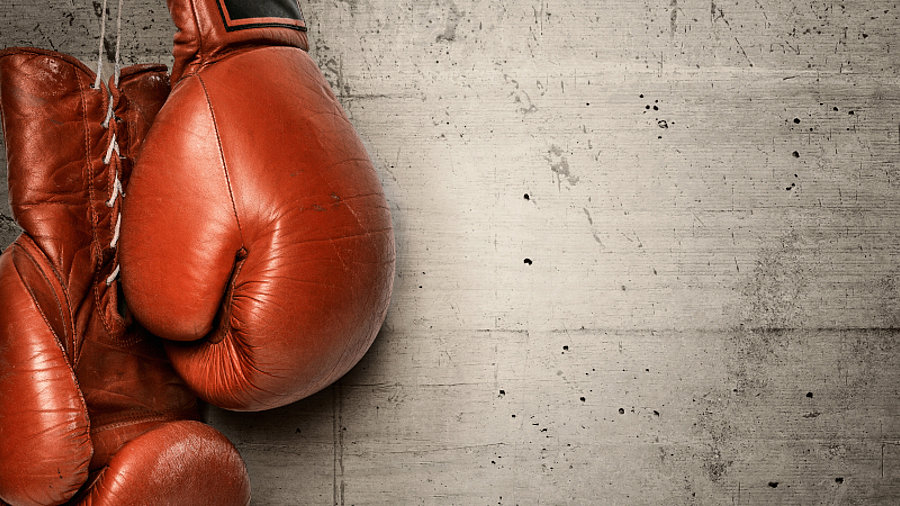 Boxhandschuhe h&auml;ngen an der Wand und symbolisieren den st&auml;ndigen Kampf gegen Abmahnungen