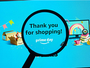 Amazon: Prime Day Logo auf einem Bildschirm