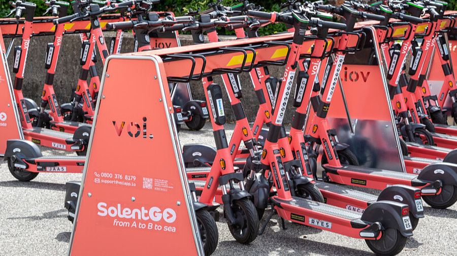 E-Scooter Voi in Ladestation