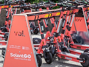 E-Scooter Voi in Ladestation