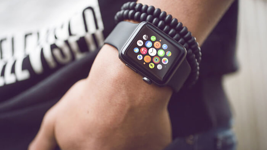 Smart Watch an einem Handgelenk