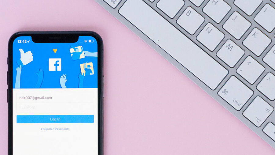 Facebook auf Smartphone neben Tastatur