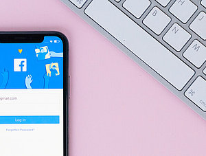 Facebook auf Smartphone neben Tastatur