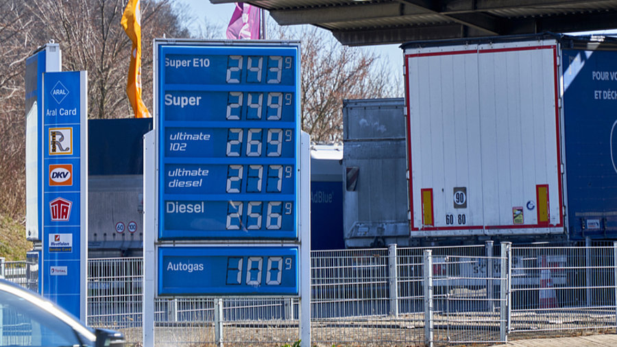 Hohe Spritpreise an einer Tankstelle