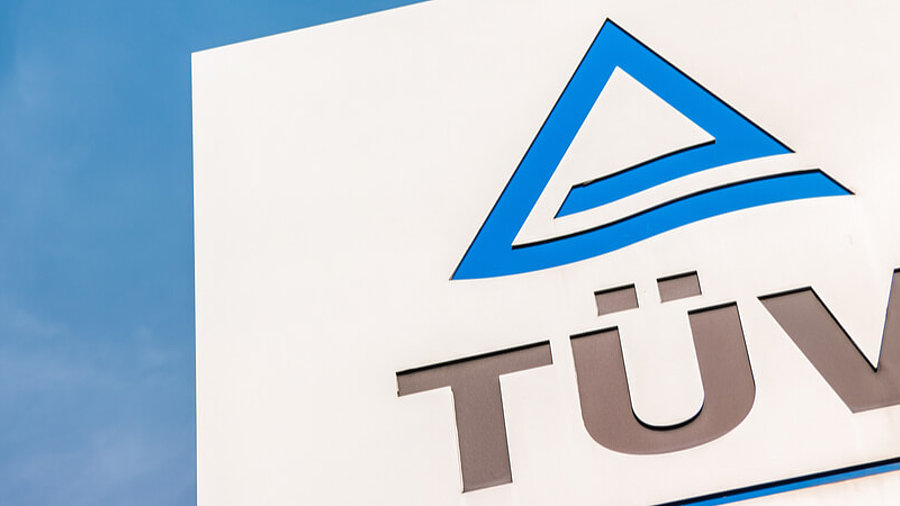 T&Uuml;V Logo vor Himmel