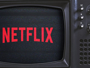 Netflix Logo auf einem Fernsehr-Bildschirm