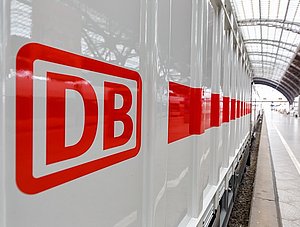 DB Logo an Zug