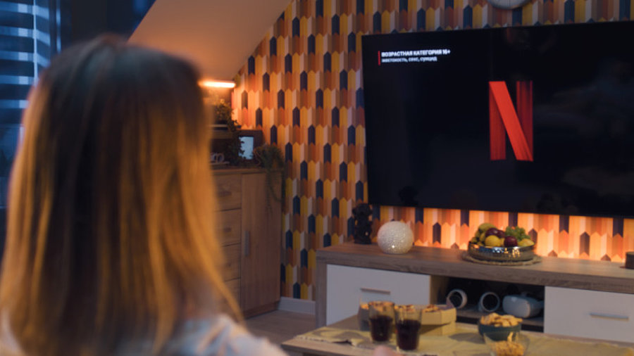 Frau vor TV mit Netflix