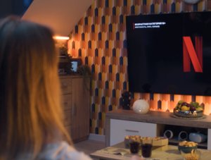 Frau vor TV mit Netflix