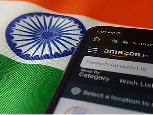 Amazon-Marktplatz Seite auf Smartphone vor indischer Flagge