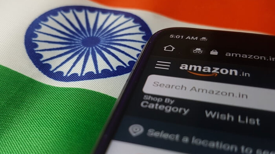 Amazon-Marktplatz Seite auf Smartphone vor indischer Flagge