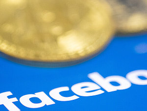 Facebook-Logo mit Geld im Hintergrund