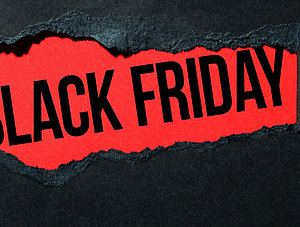 Black Friday Schriftzug auf schwarzem Hintergrund