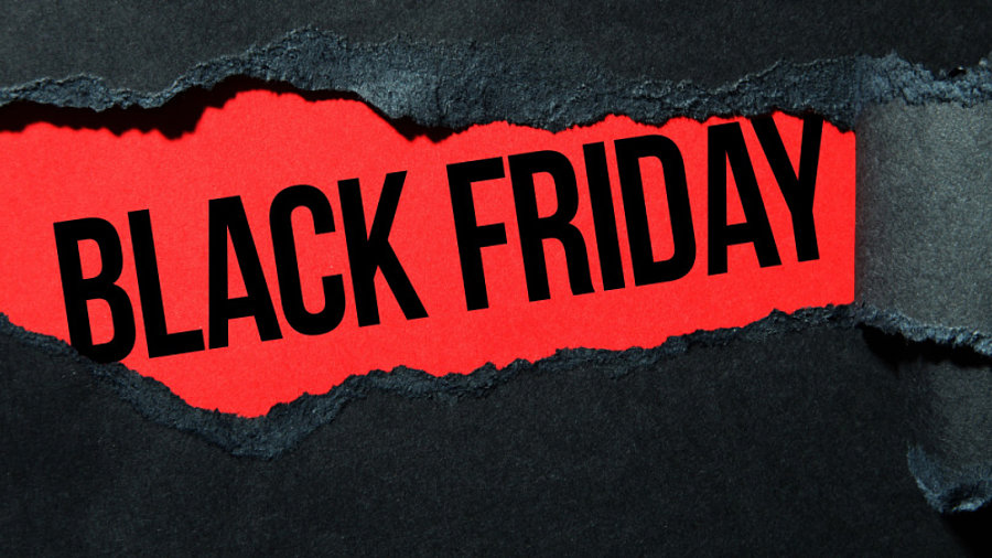 Black Friday Schriftzug auf schwarzem Hintergrund