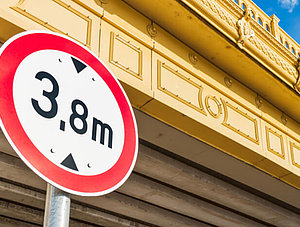 Straßenschild vor Brücke