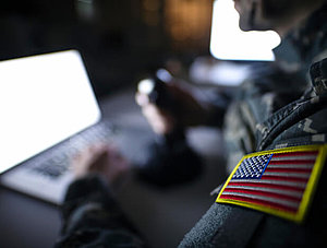 US-Soldat am Laptop