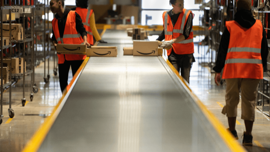 Amazon Angestellte im Logistikzentrum