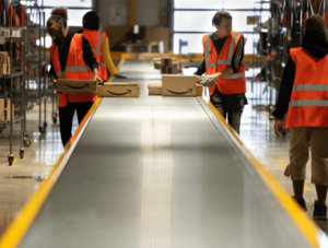 Amazon Angestellte im Logistikzentrum