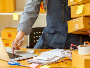 Online-H&auml;ndler ist erfolgreich bei der Arbeit