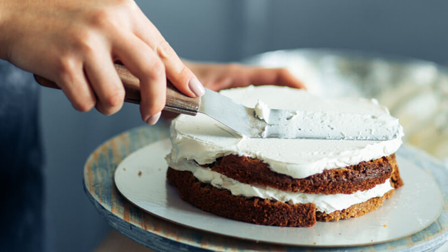 Torte, die geschnitten wird