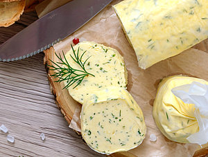 Leckere Butterrolle auf Holztisch