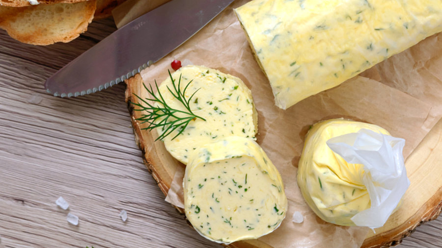 Leckere Butterrolle auf Holztisch