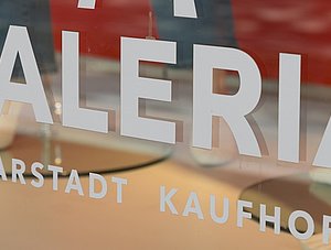 Logo Galeria Karstadt Kaufhof an Schaufenster