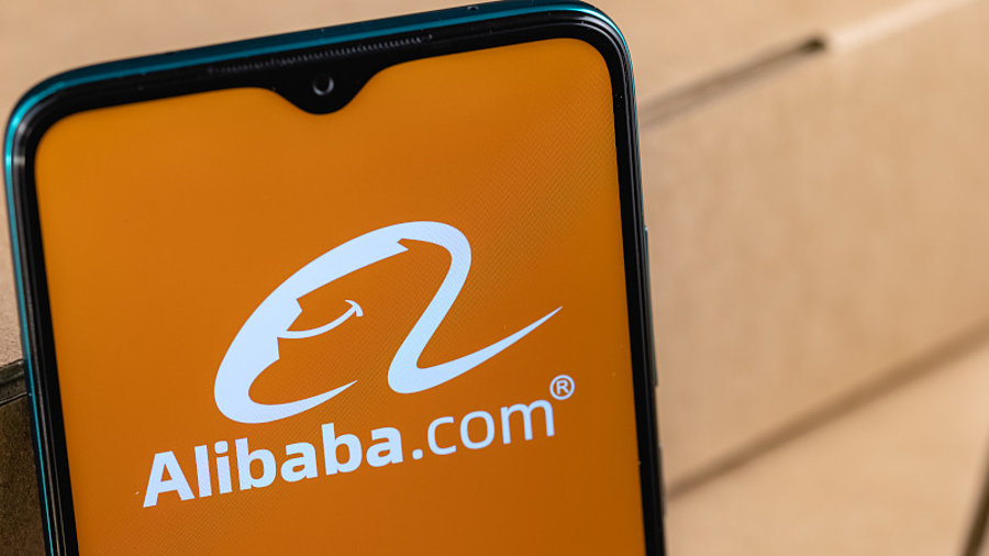 Smartphone zeigt Alibaba.com vor Paketen