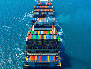 Containerschiff auf Meer