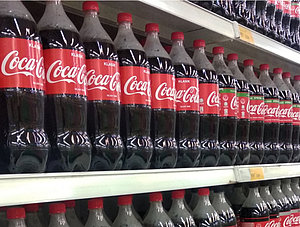 Coca-Cola-Flaschen in Supermarktregal