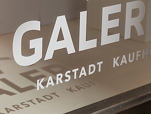 Galeria Karstadt Kaufhof Logo an Scheibe