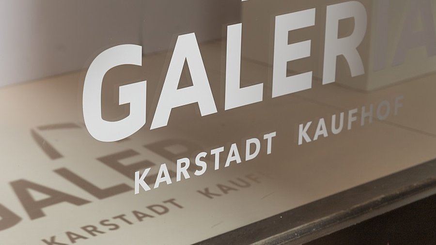 Galeria Karstadt Kaufhof Logo an Scheibe