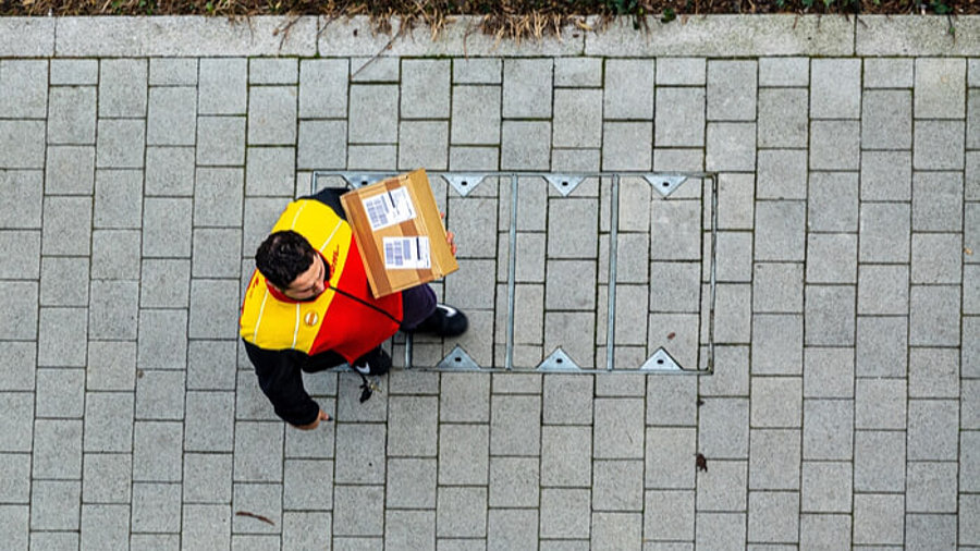 DHL-Bote mit Paket