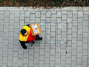 DHL-Bote mit Paket