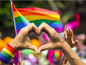 Regenbogenflagge und Zeichen für Liebe