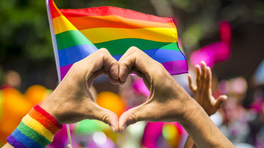 Regenbogenflagge und Zeichen für Liebe