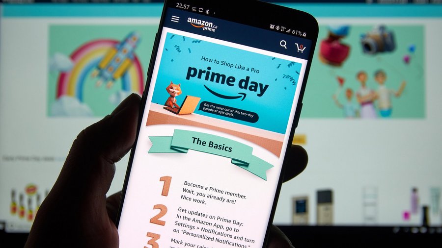 Shopping-Event im Sommer: Logo von Amazons Prime Day auf dem Bildschirm eines Smartphones