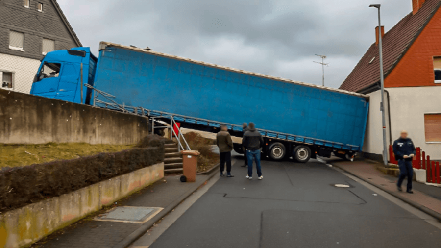 Verkeilter Lkw