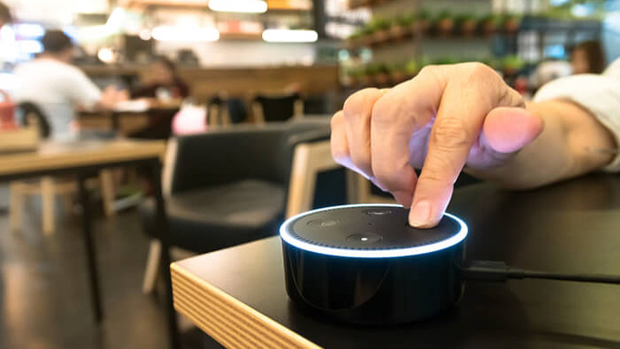 Amazon Alexa wird von Person benutzt