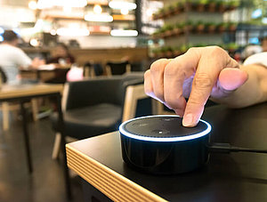 Amazon Alexa wird von Person benutzt