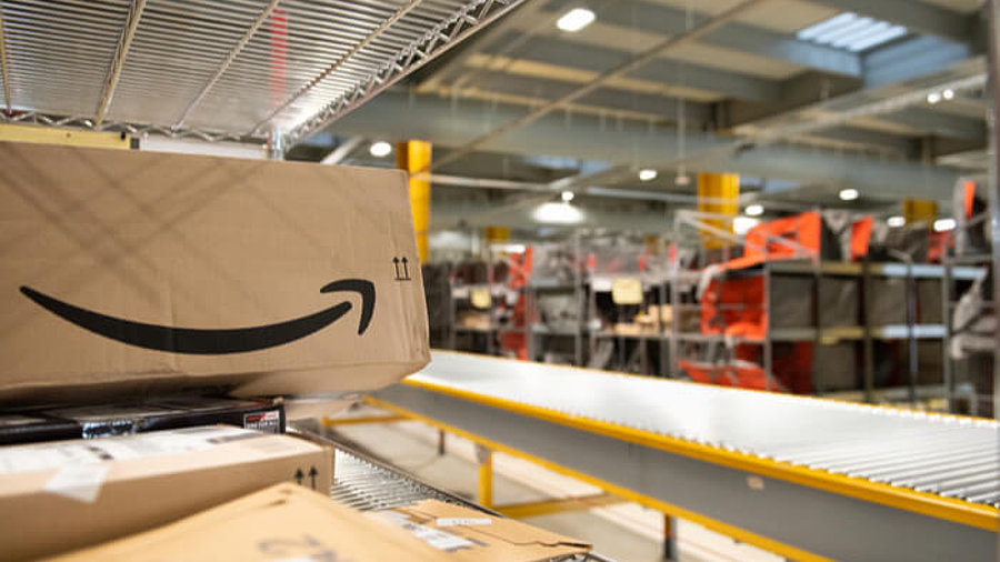 Amazon-Paket in einem Logistikzentrum des Konzerns