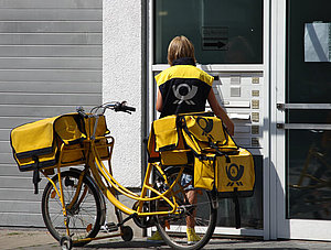 Briefzustellung bei der Deutschen Post Postbotin